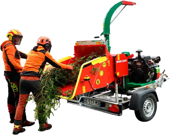 Deux équipiers chargent les branches dans le broyeur