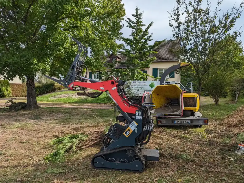 Le broyeur et le MicroBull en action sur le chantier