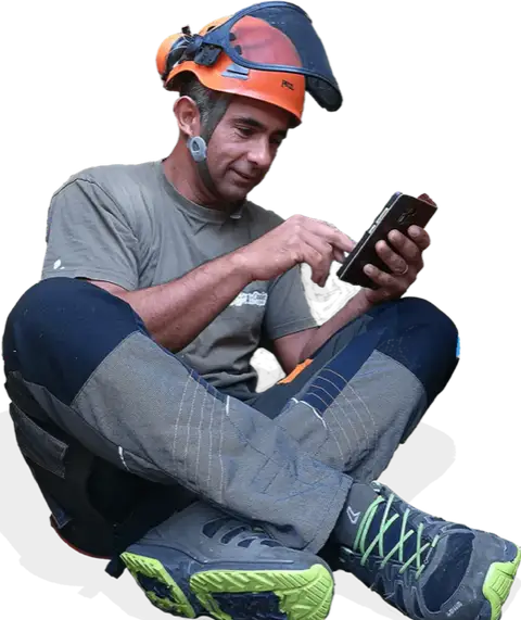 Jonathan, casque sur la tête, répond à un avis sur son téléphone