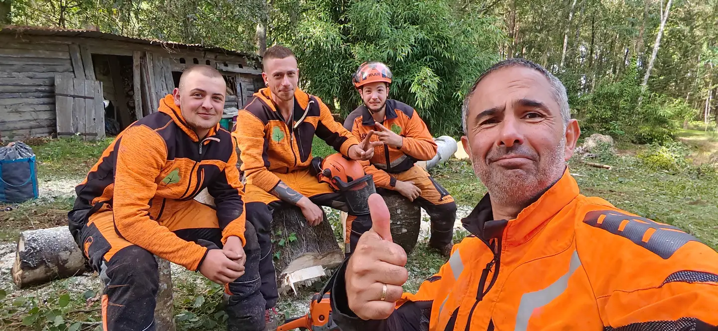 Jonathan et son équipe au retour d'un chantier, pouce levé, sourires vrais