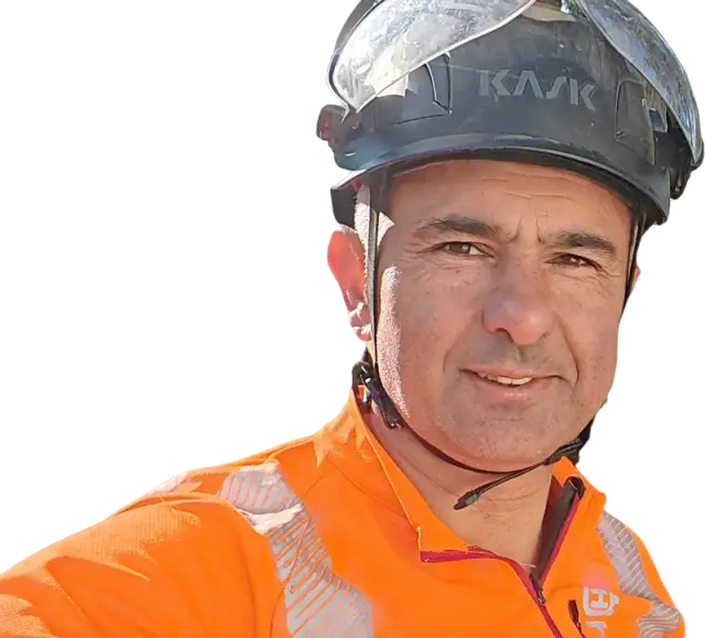 Jonathan, casque de grimpe sur la tête, sur un chantier