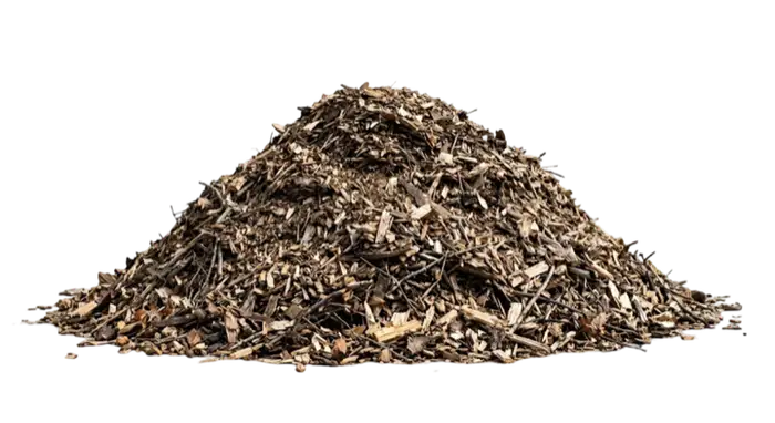 Un tas de broyat : copeaux et petites branches, prêts à pailler les massifs