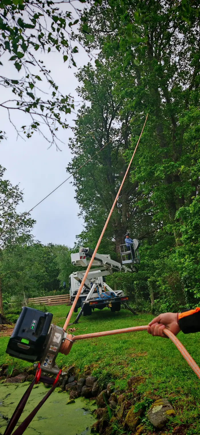 Kelian dans le panier, la ligne de traction tendue vers le treuil